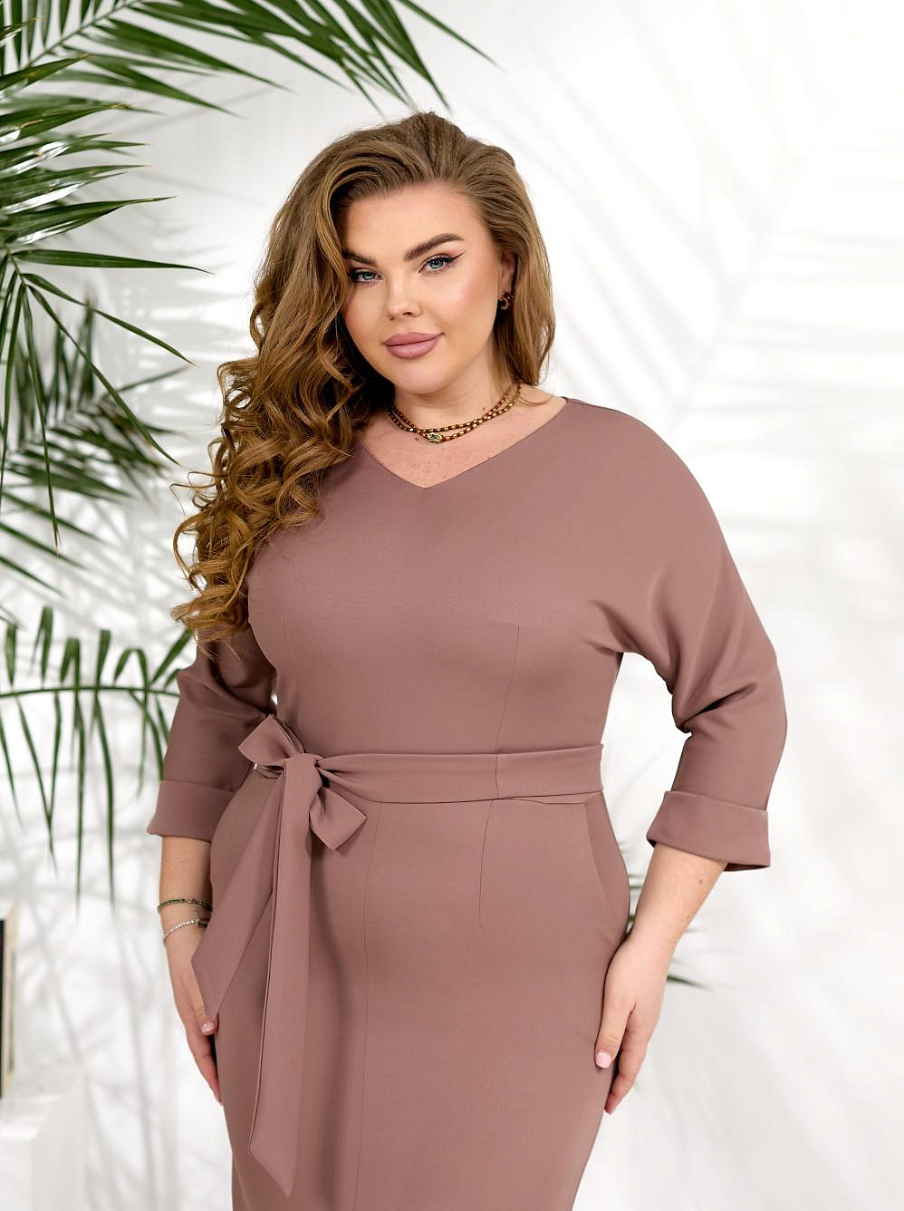 Женское платье футляр миди с разрезом впереди