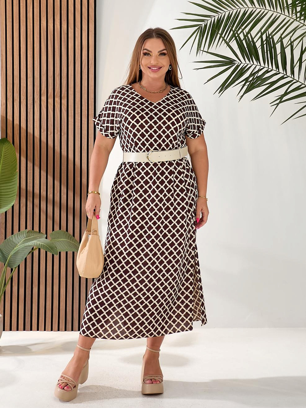 Женское платье с разрезами по бокам с ремнем