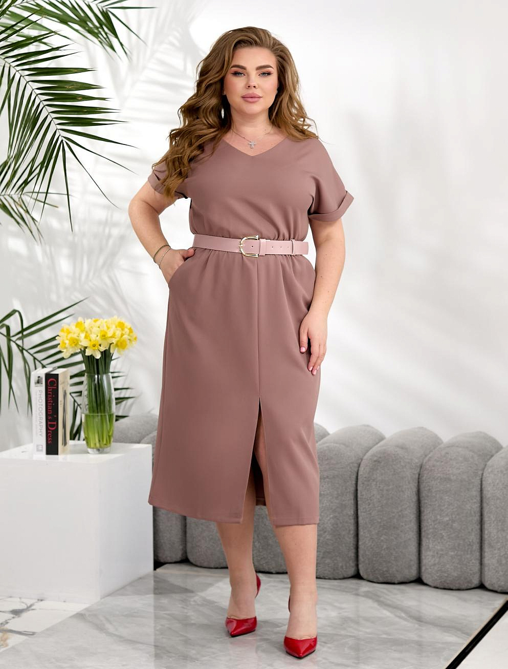 Женское платье однотон с разрезами