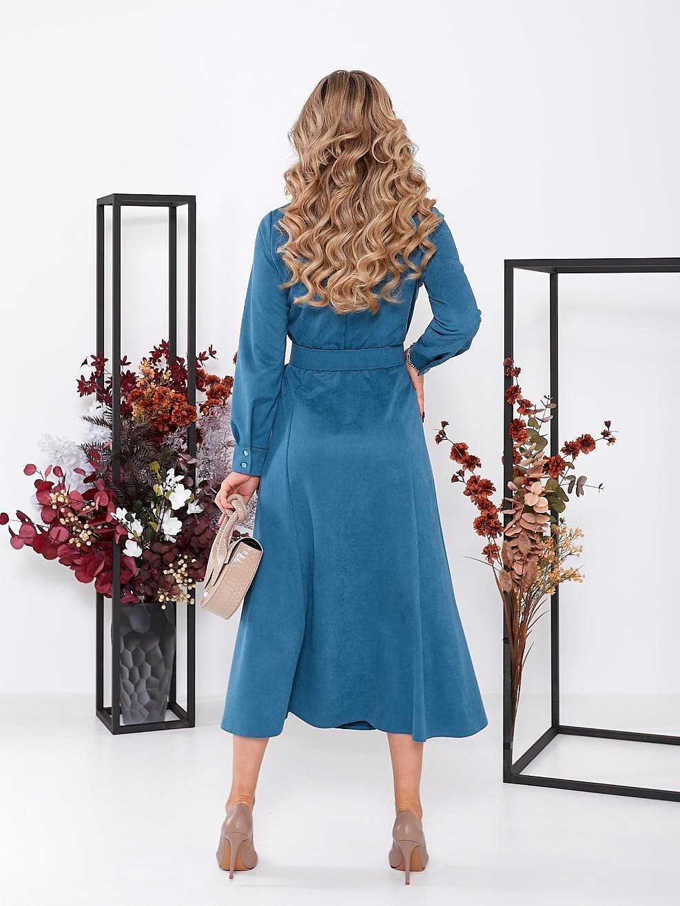 Женское платье с разрезом впереди