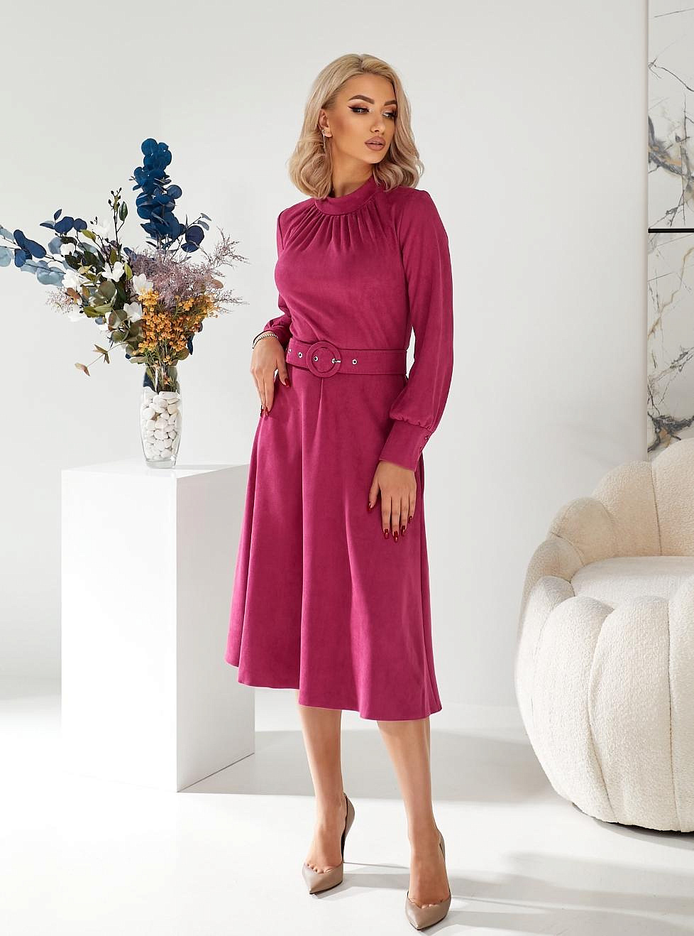 Женское платье со стойкой и пышными рукавами