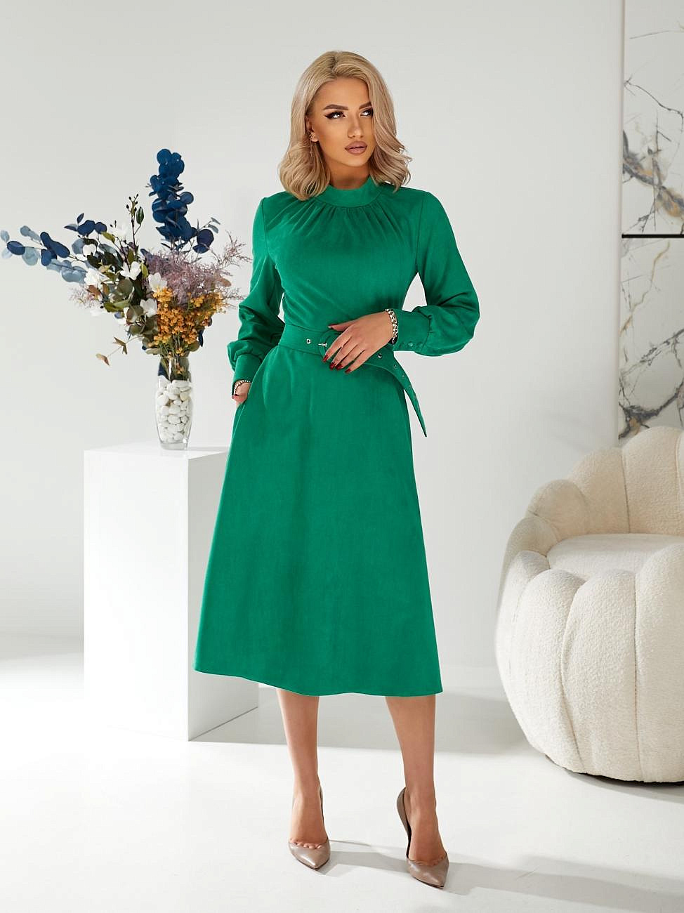 Женское платье со стойкой и пышными рукавами