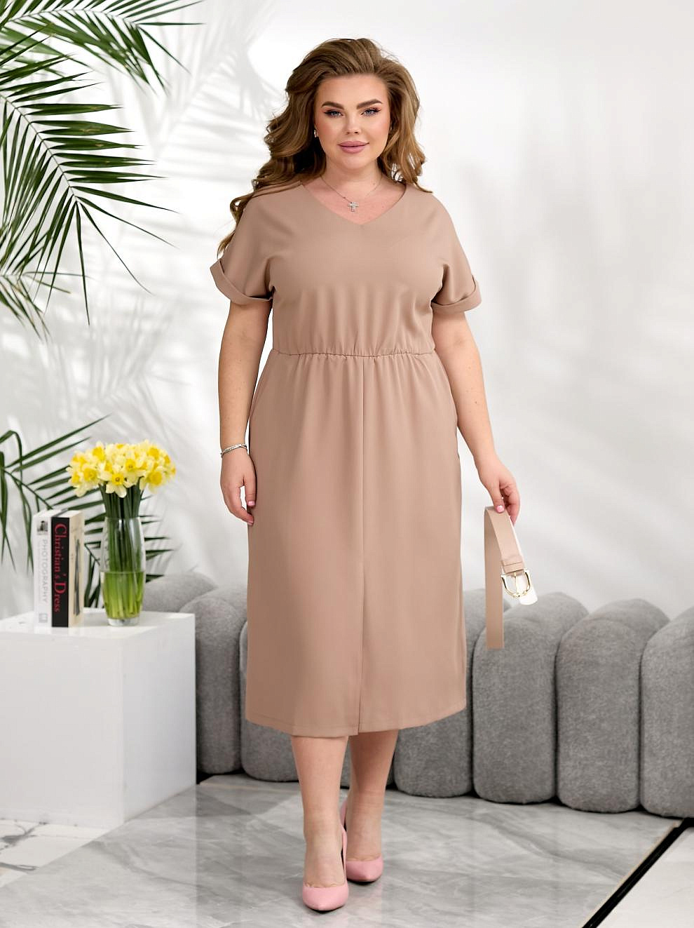 Женское платье однотон с разрезами