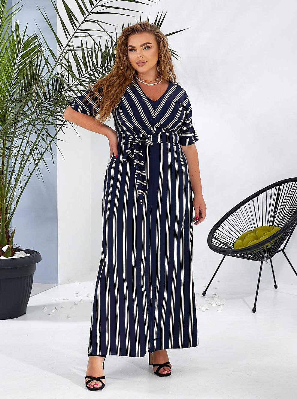 Женское платье длинное в полоску с разрезом впереди