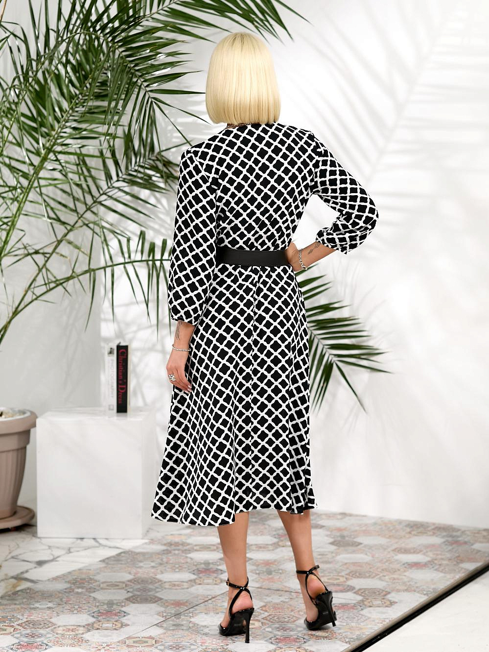 Женское платье на запах с контрастным поясом