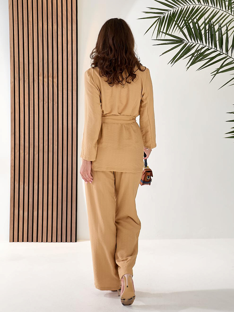 Женский брючный костюм с пиджаком