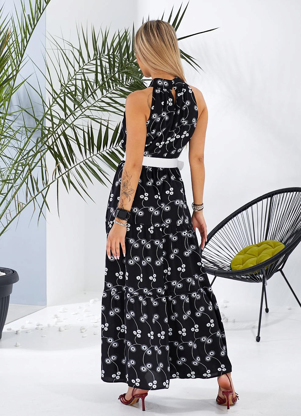 Женское летнее платье с открытыми плечами