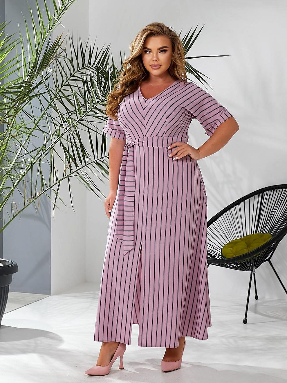Женское платье длинное в полоску с разрезом впереди