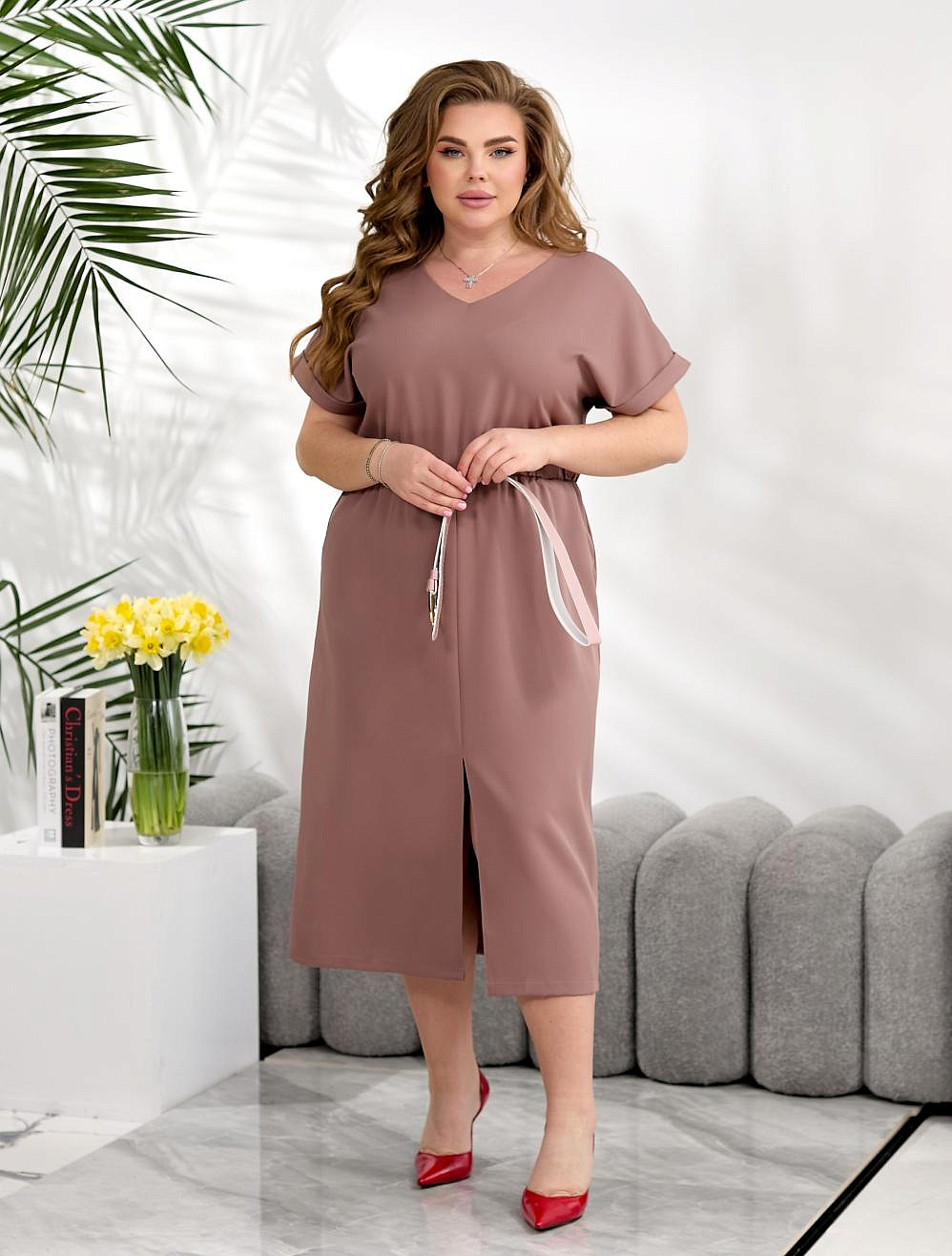 Женское платье однотон с разрезами