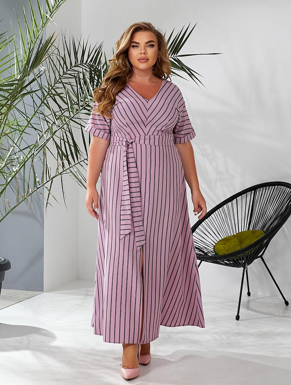 Женское платье длинное в полоску с разрезом впереди