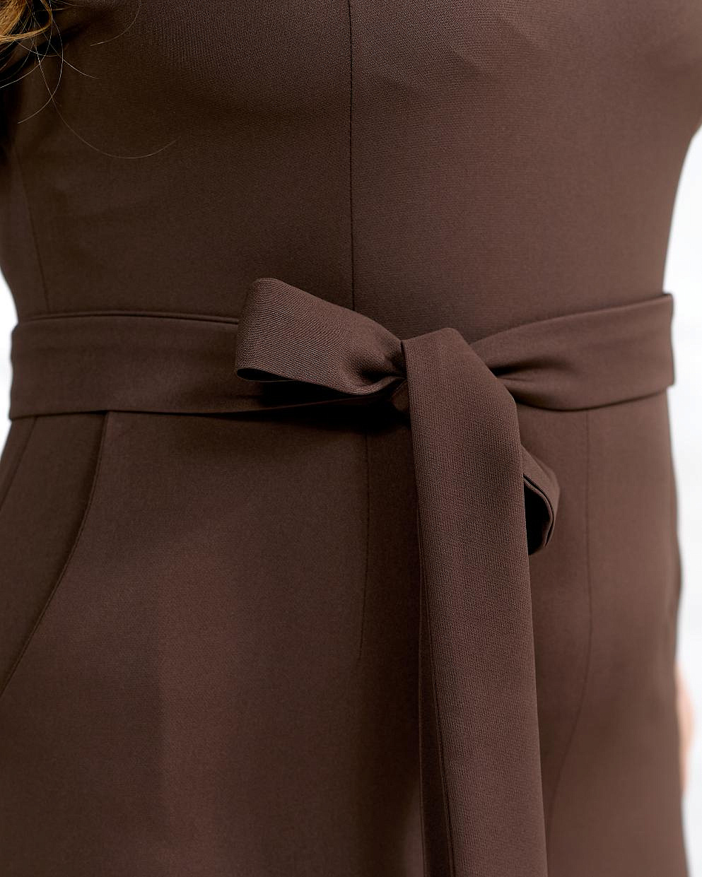 Женское платье футляр миди с разрезом впереди