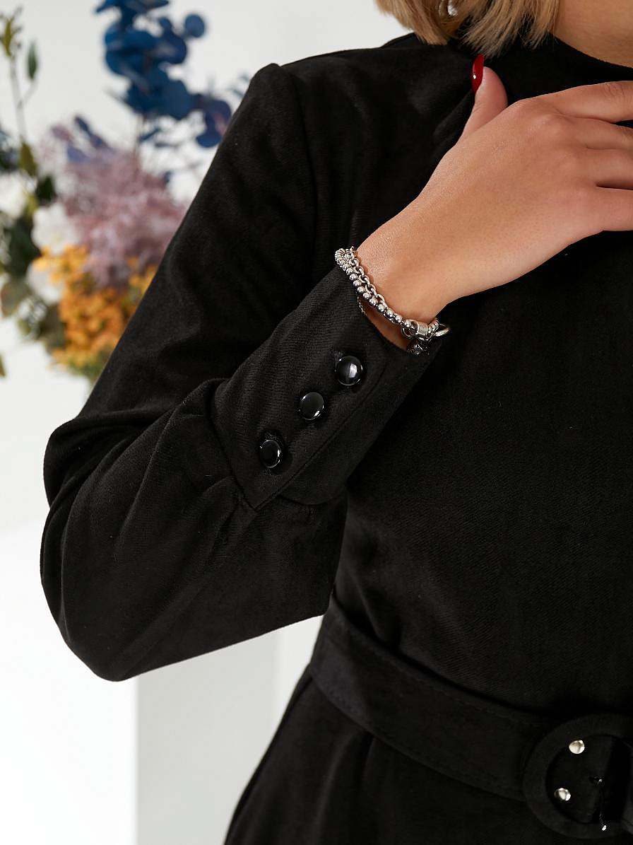 Женское платье со стойкой и пышными рукавами