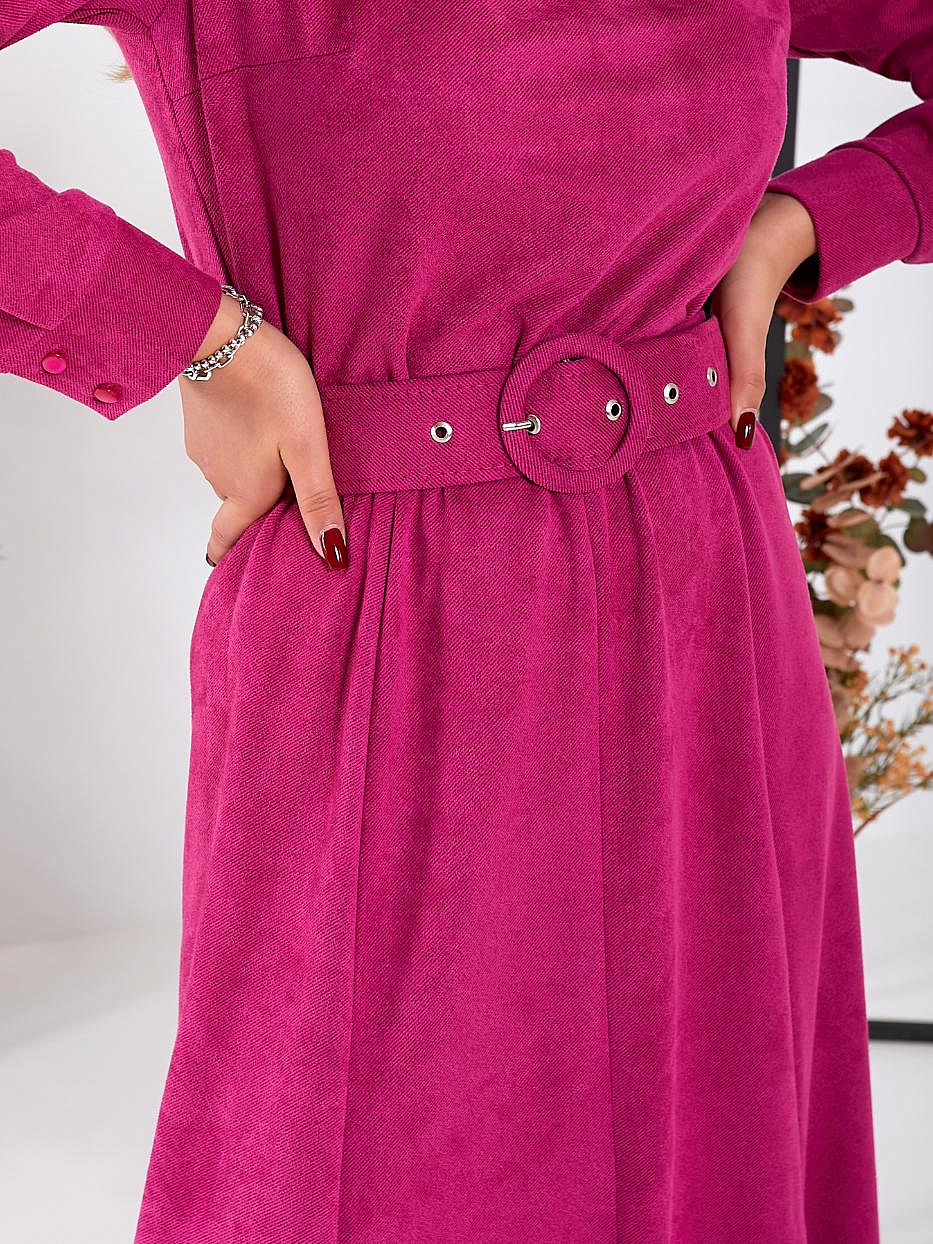 Женское платье с разрезом впереди