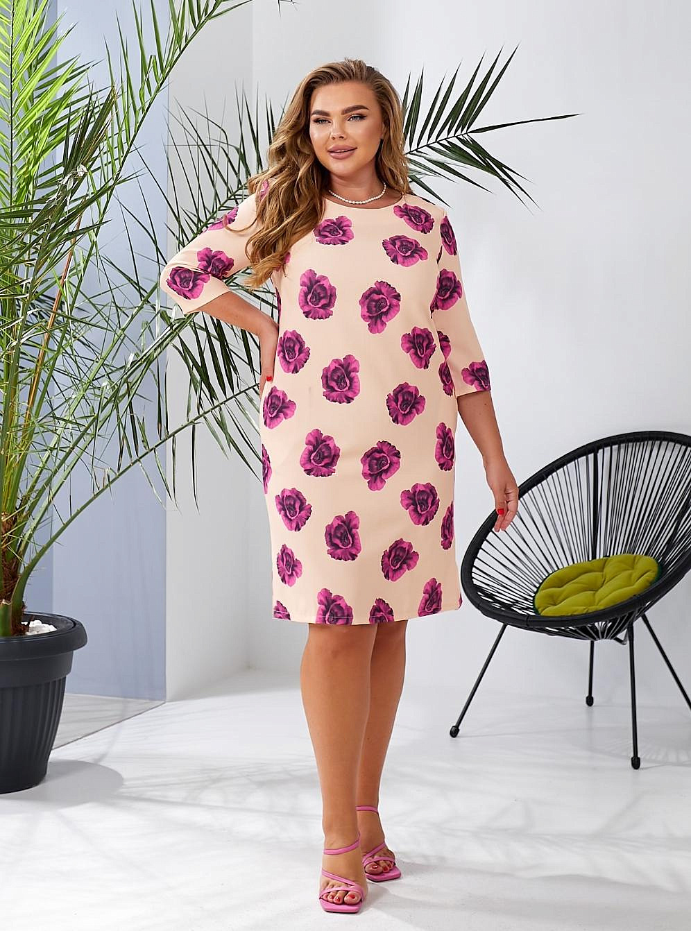 Женское платье футляр с разрезами по бокам