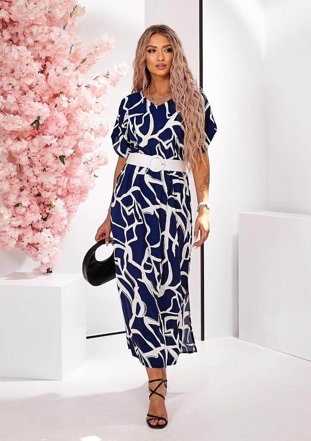 Женское платье со спущенным рукавом и патиками