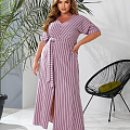 Женское платье длинное в полоску с разрезом впереди