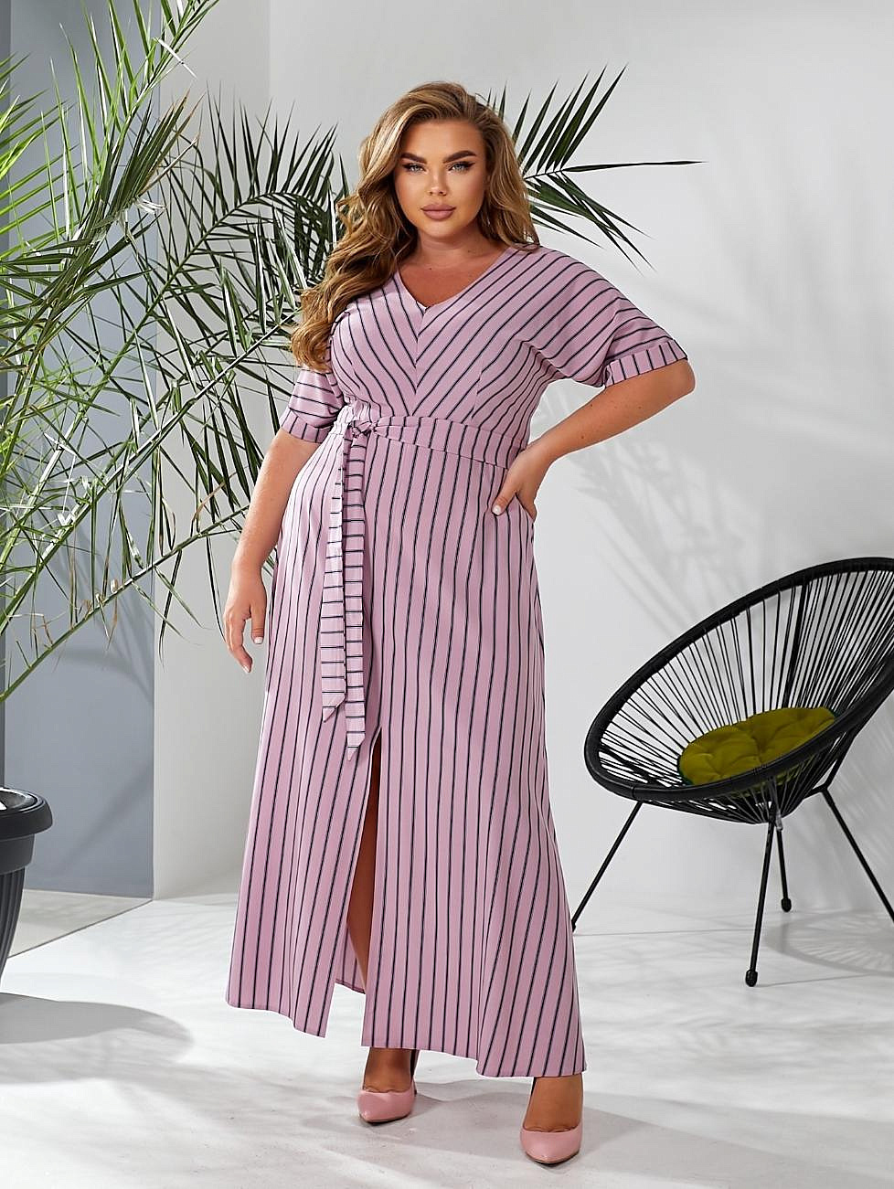 Женское платье длинное в полоску с разрезом впереди