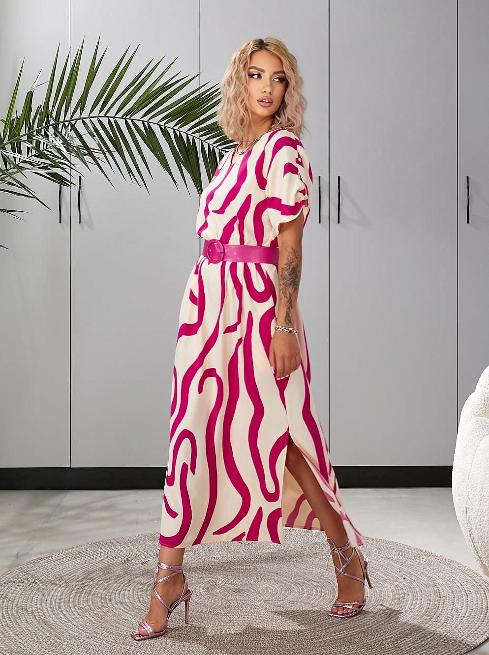 Женское платье со спущенным рукавом и патиками