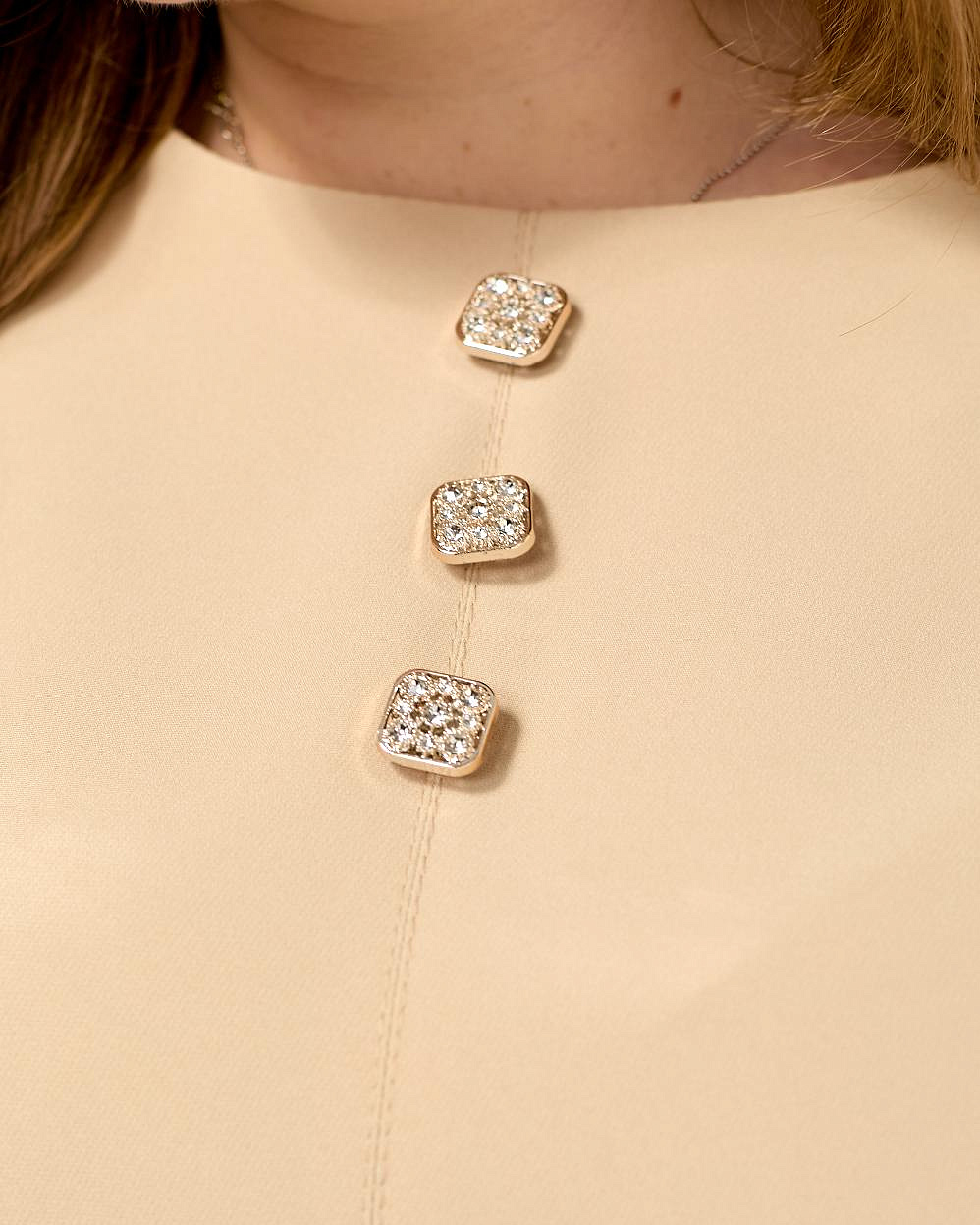 Женское платье футляр с пуговиами