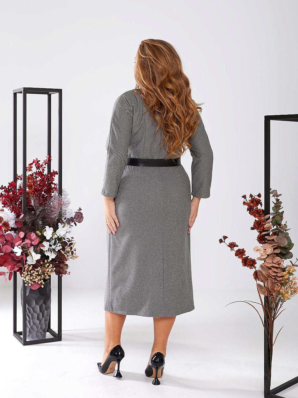 Женское теплое платье с разрезом впереди