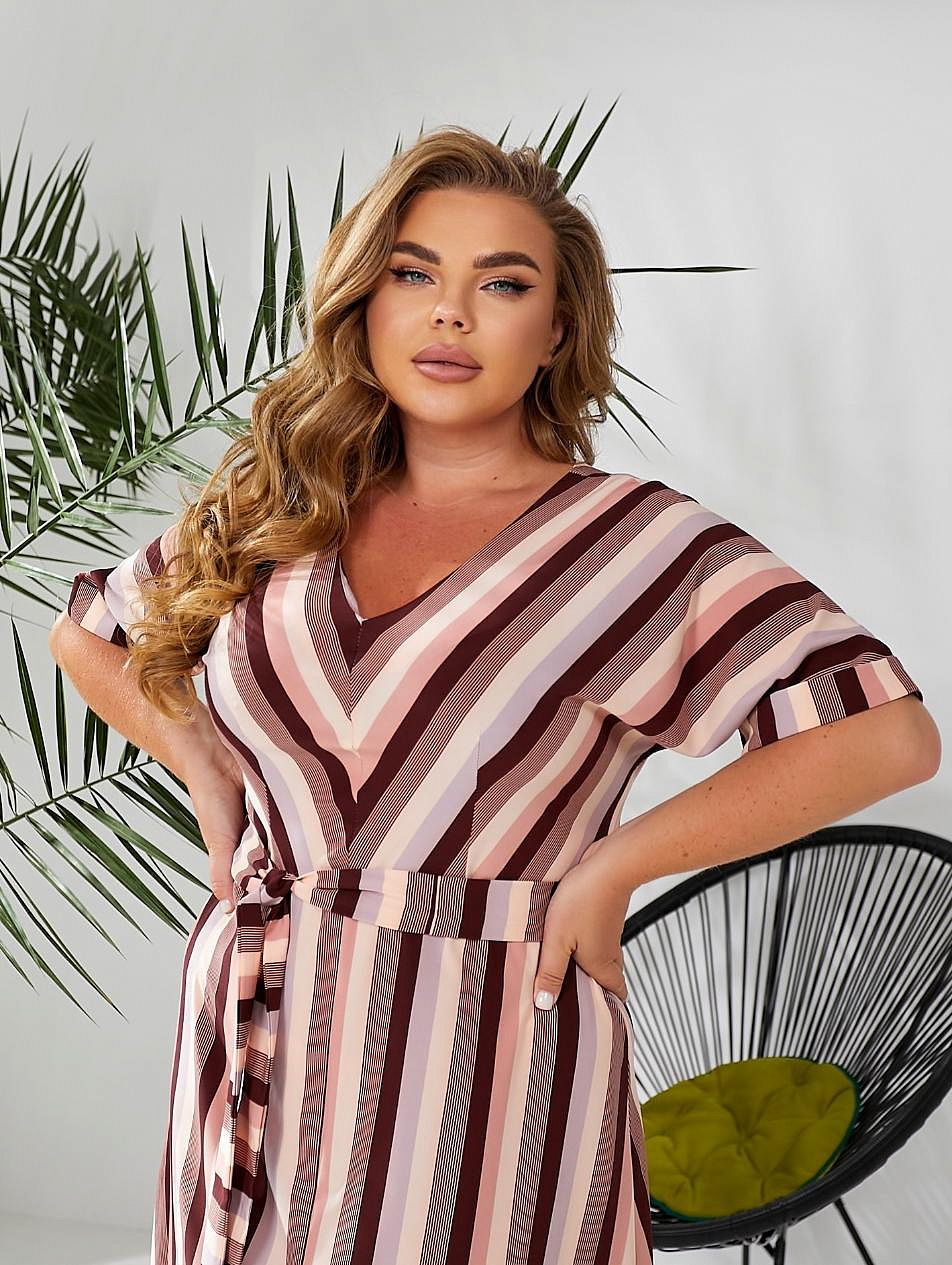 Женское платье длинное в полоску с разрезом впереди