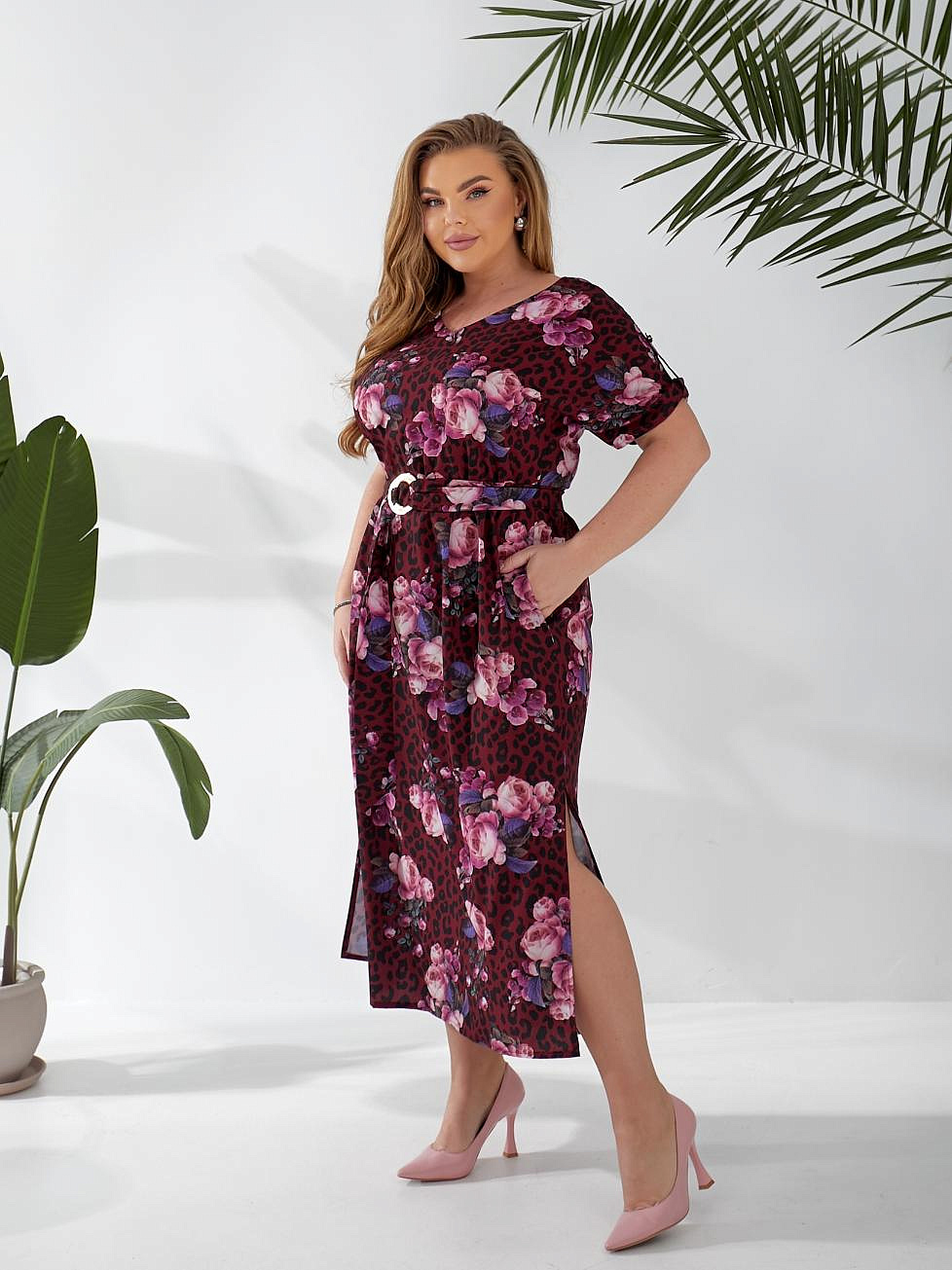 Женское платье из софта с разрезами по бокам