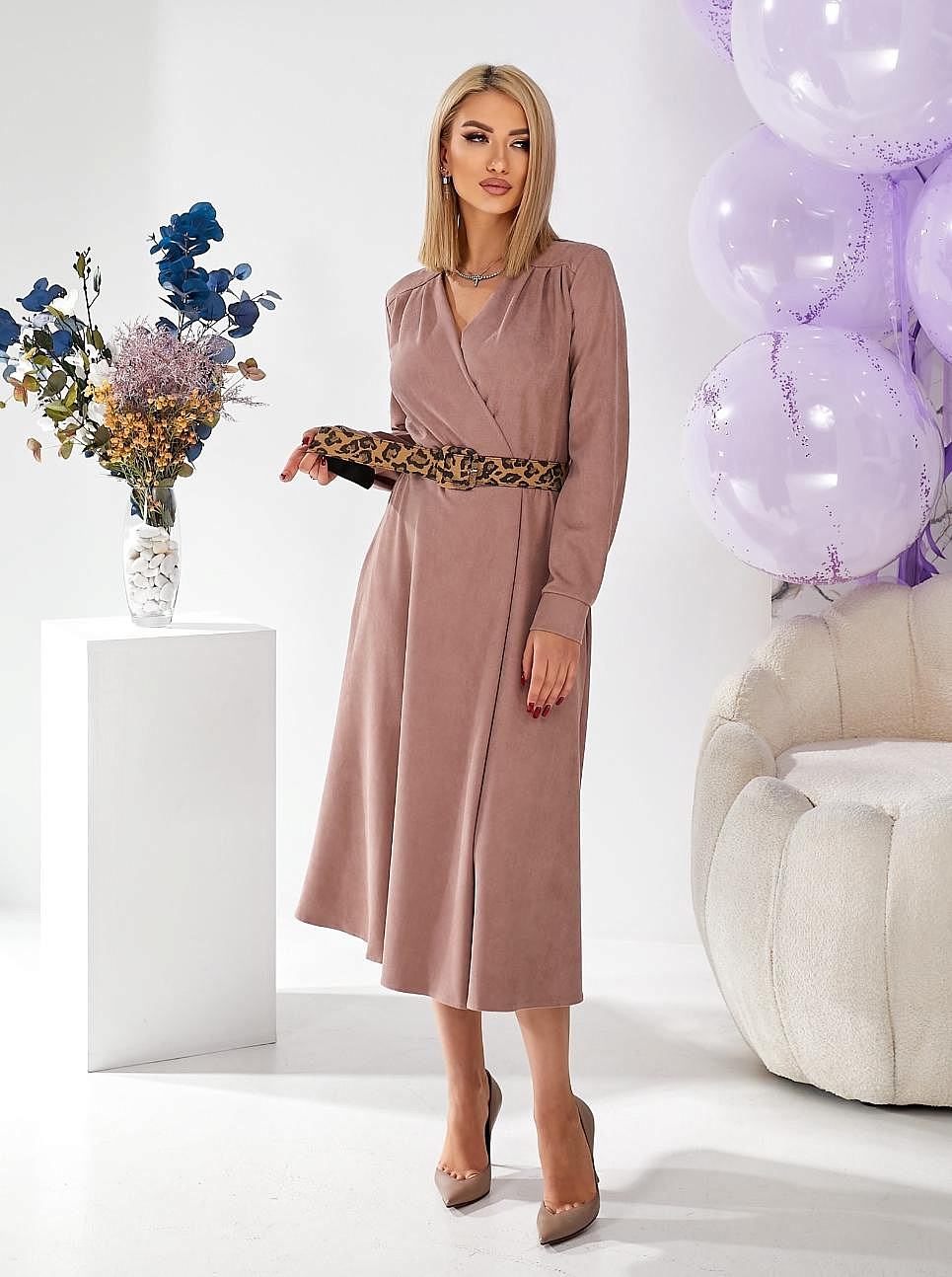 Женское платье на запах из замша