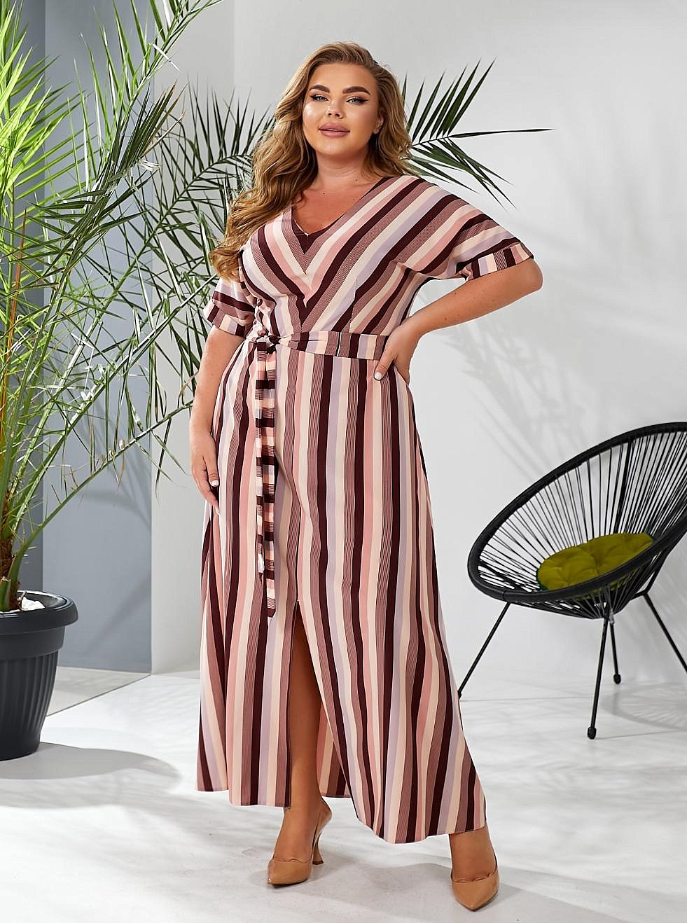 Женское платье длинное в полоску с разрезом впереди
