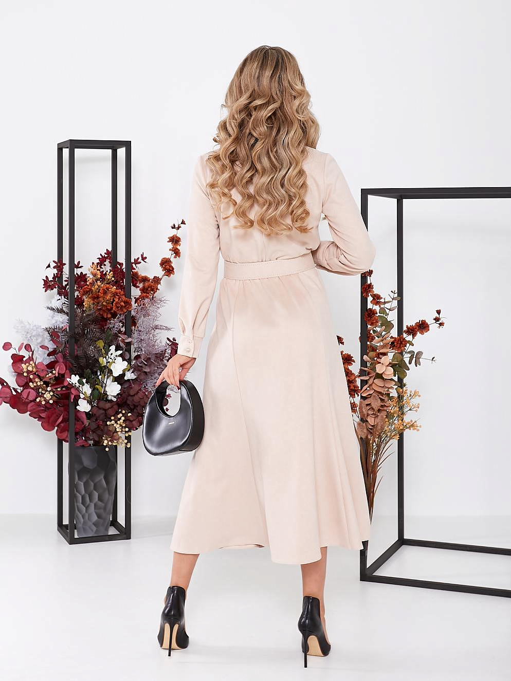 Женское платье с разрезом впереди