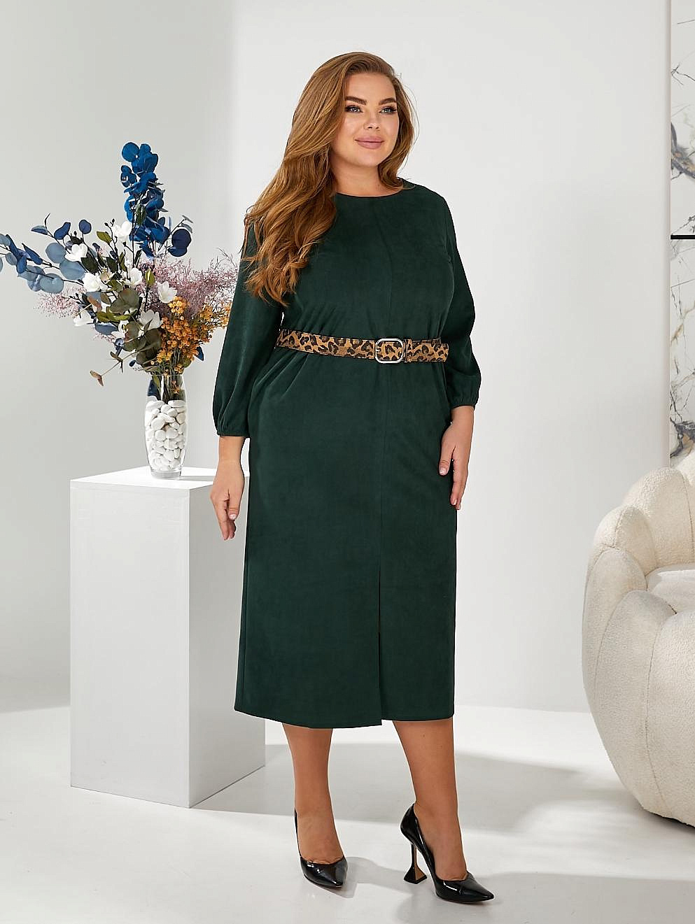 Женское платье из замша с разрезом впереди