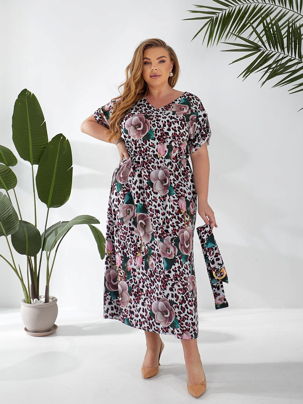 Женское платье из софта с разрезами по бокам