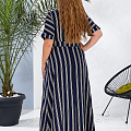Женское платье длинное в полоску с разрезом впереди