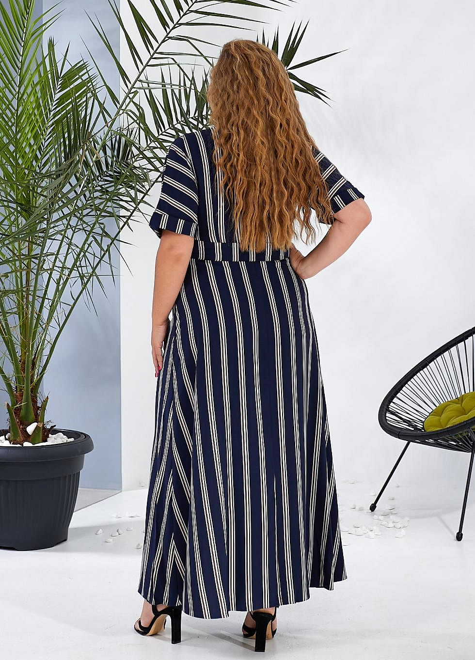Женское платье длинное в полоску с разрезом впереди