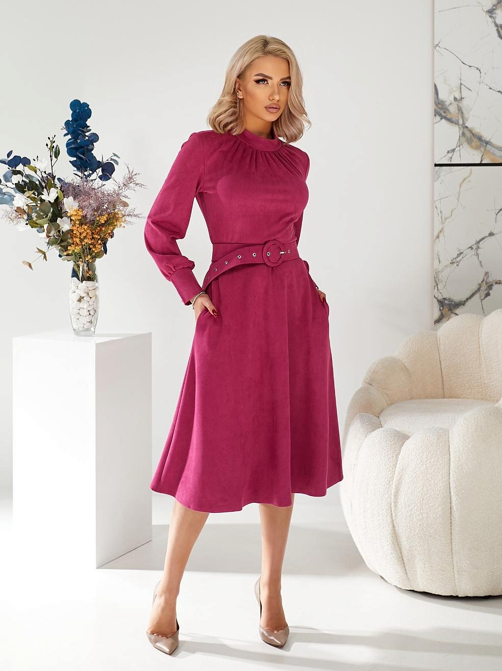 Женское платье со стойкой и пышными рукавами