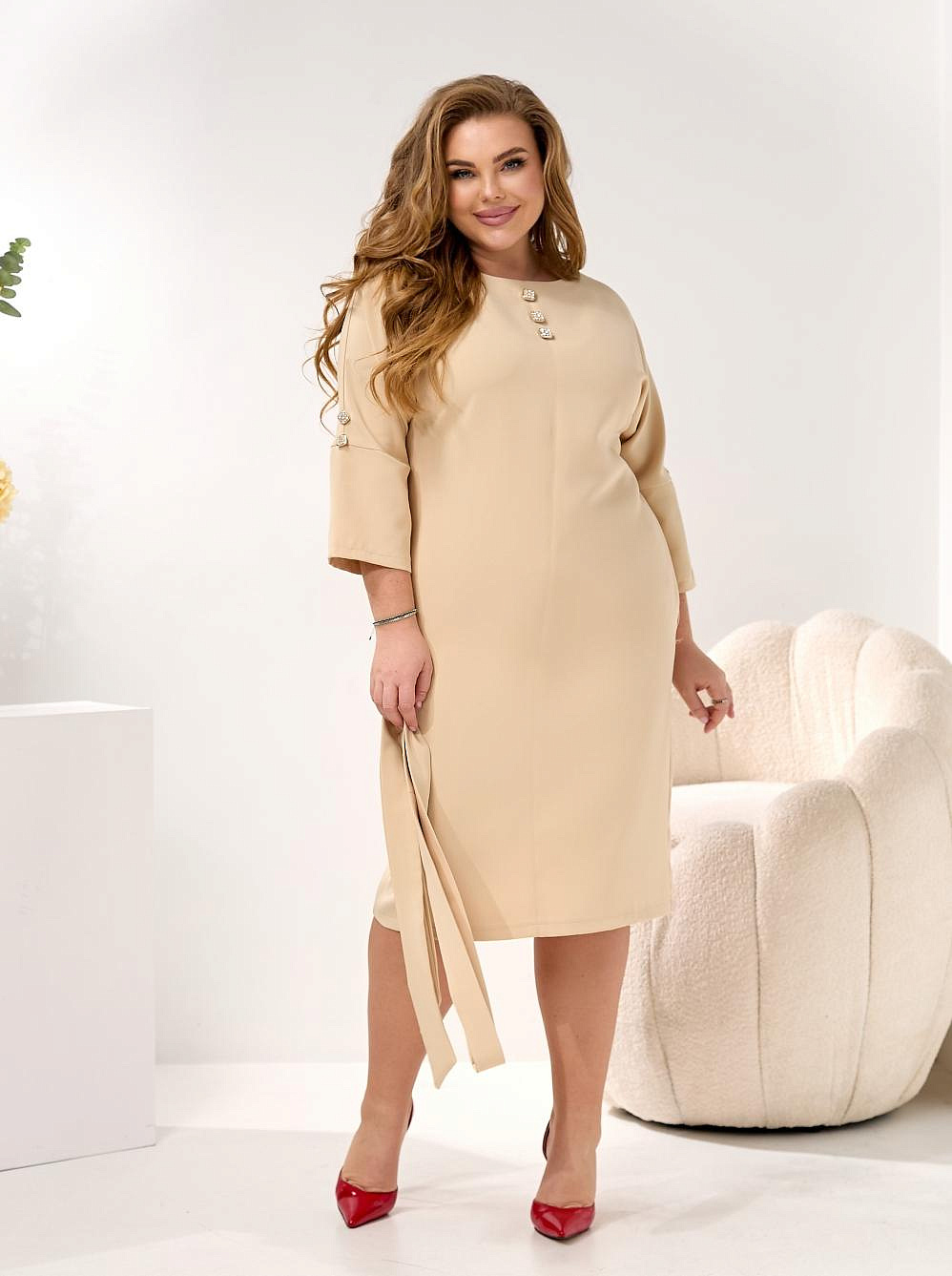 Женское платье футляр с пуговиами