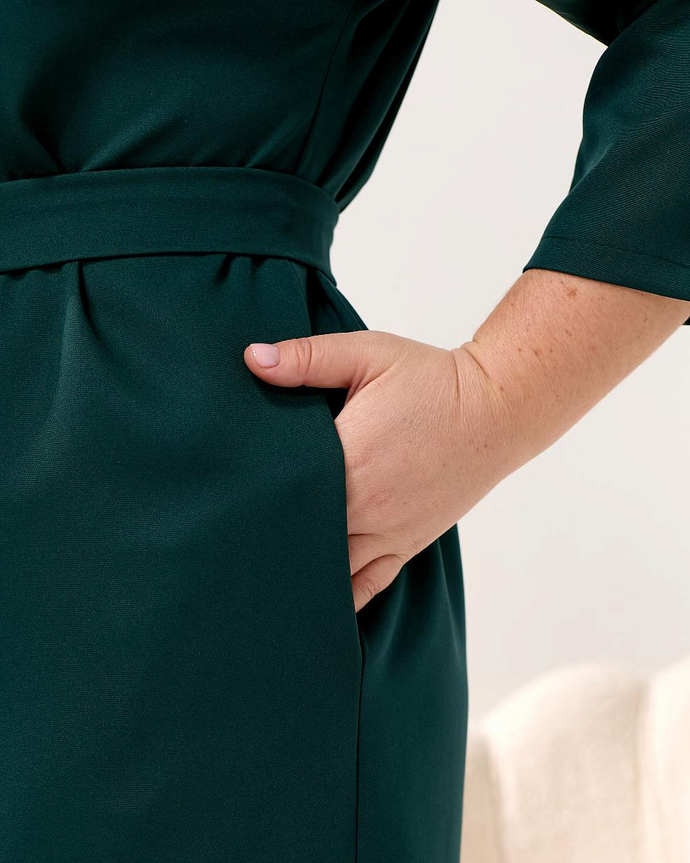 Женское платье футляр с пуговиами