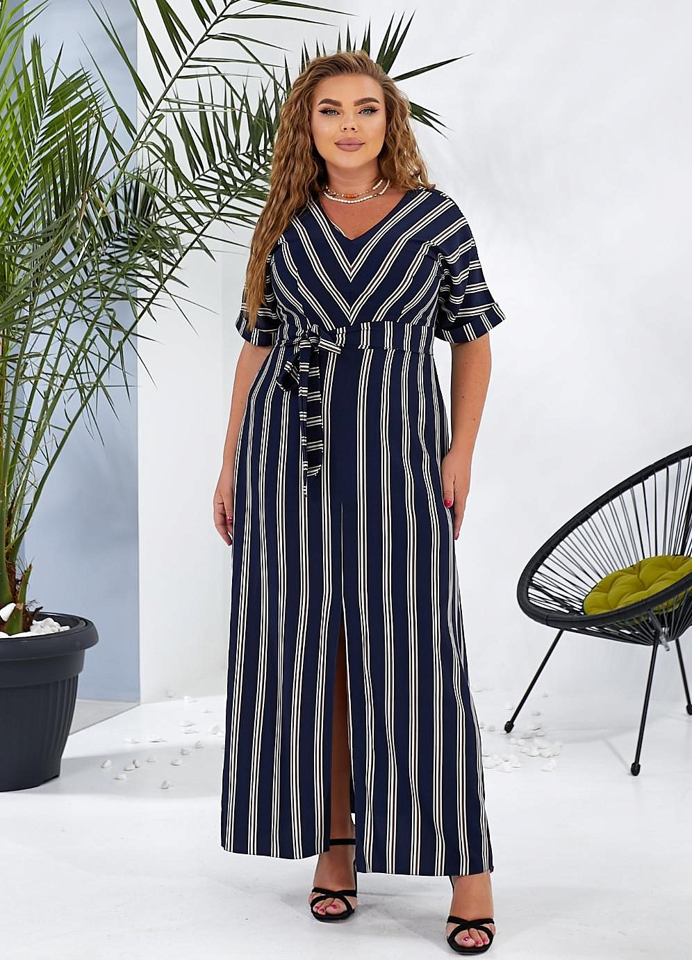 Женское платье длинное в полоску с разрезом впереди