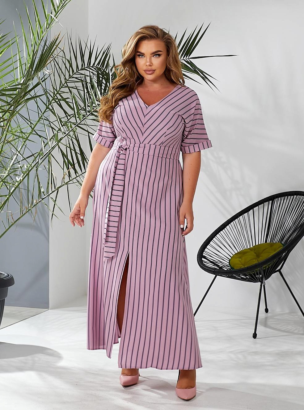 Женское платье длинное в полоску с разрезом впереди