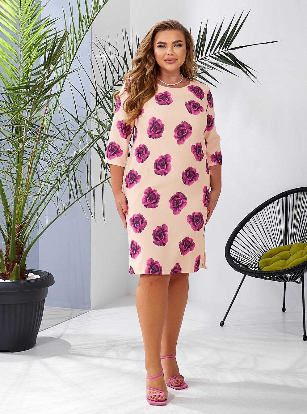 Женское платье футляр с разрезами по бокам