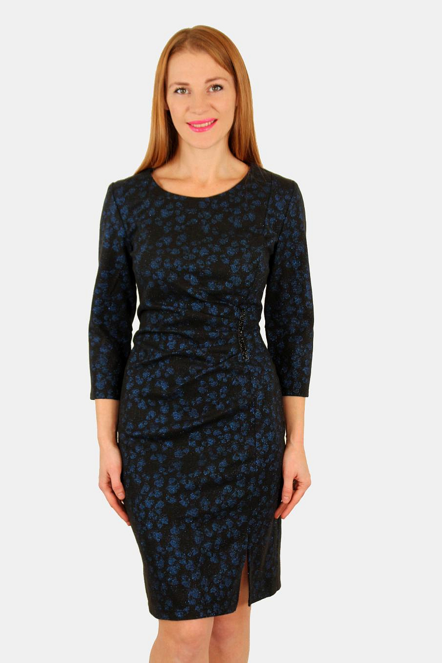 Нарядное приталенное платье с разрезом по ноге