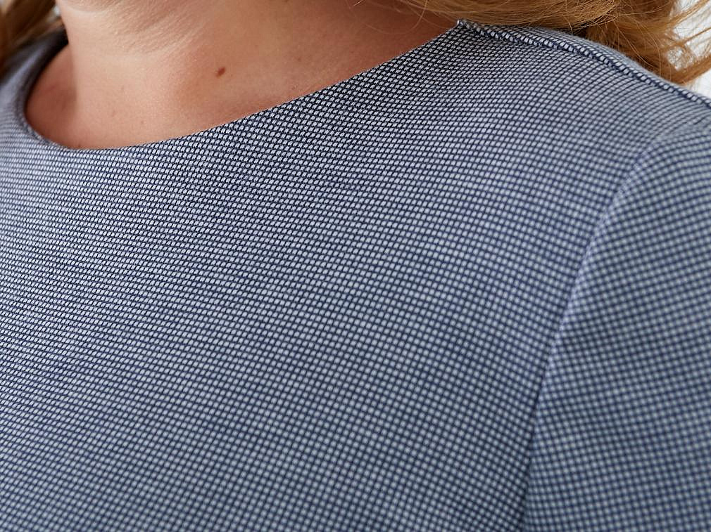 Женское теплое платье с двумя шлицами по переду