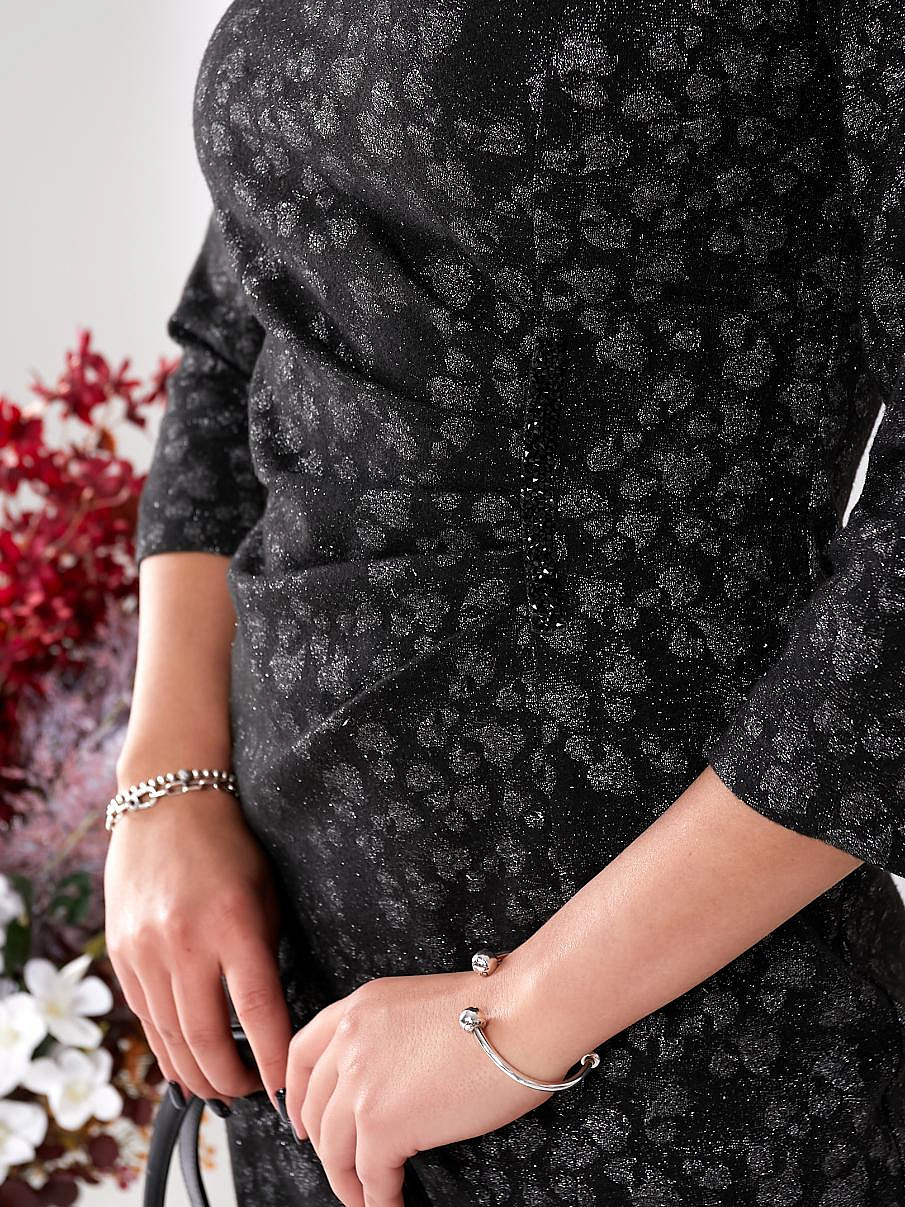 Нарядное приталенное платье с разрезом по ноге