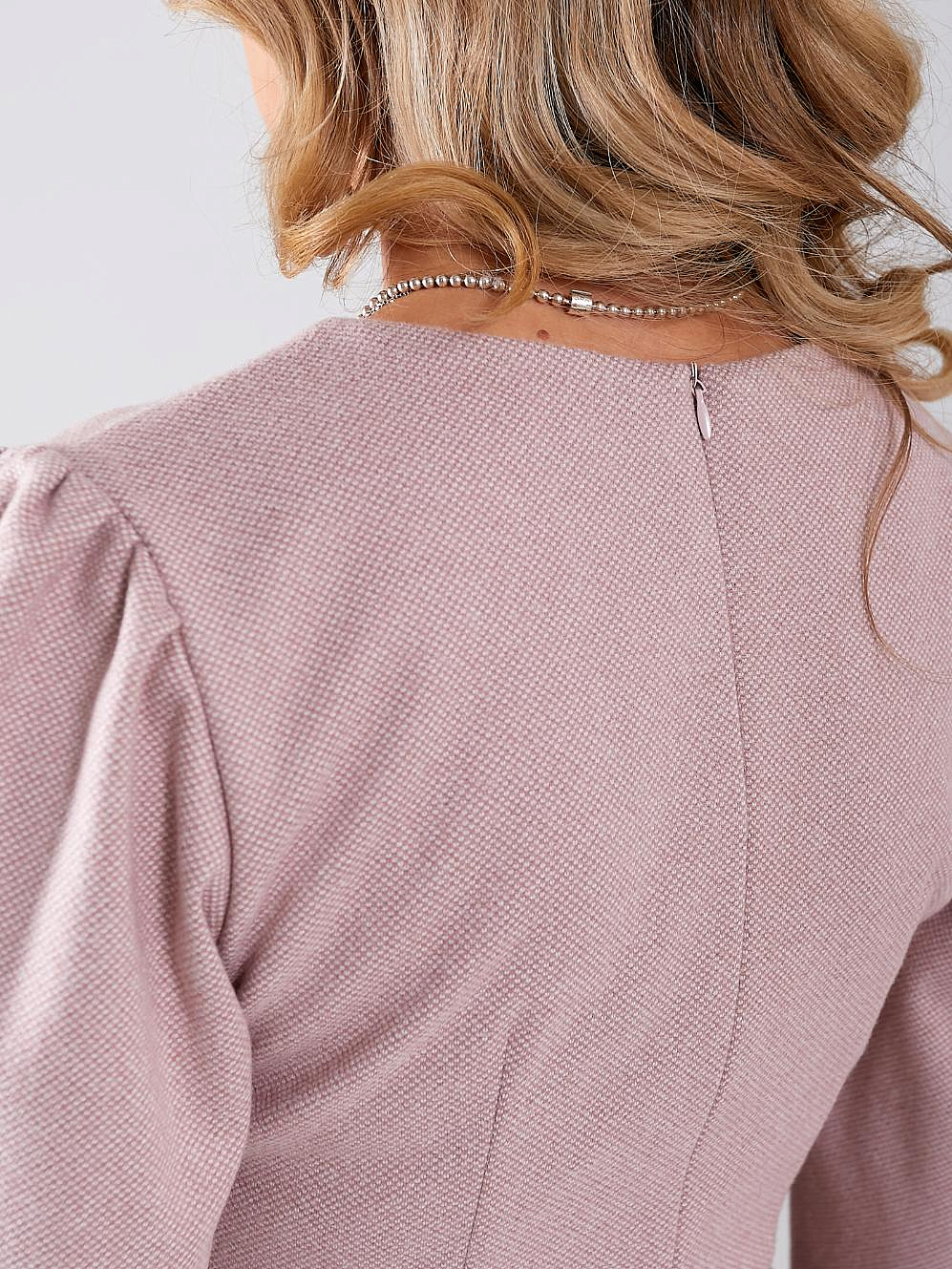 Короткое платье с разрезами