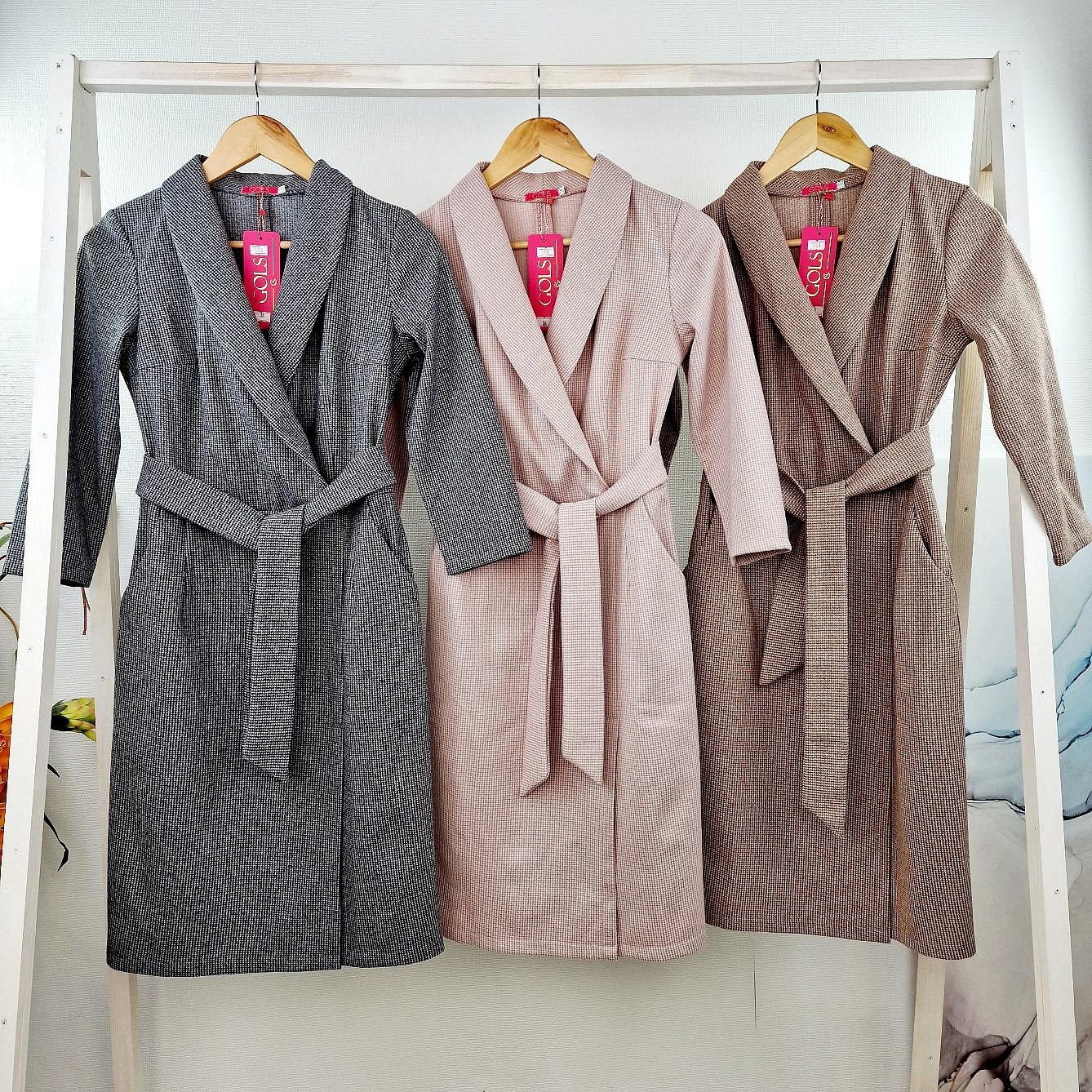 Элегантное платье в клетку с запахом