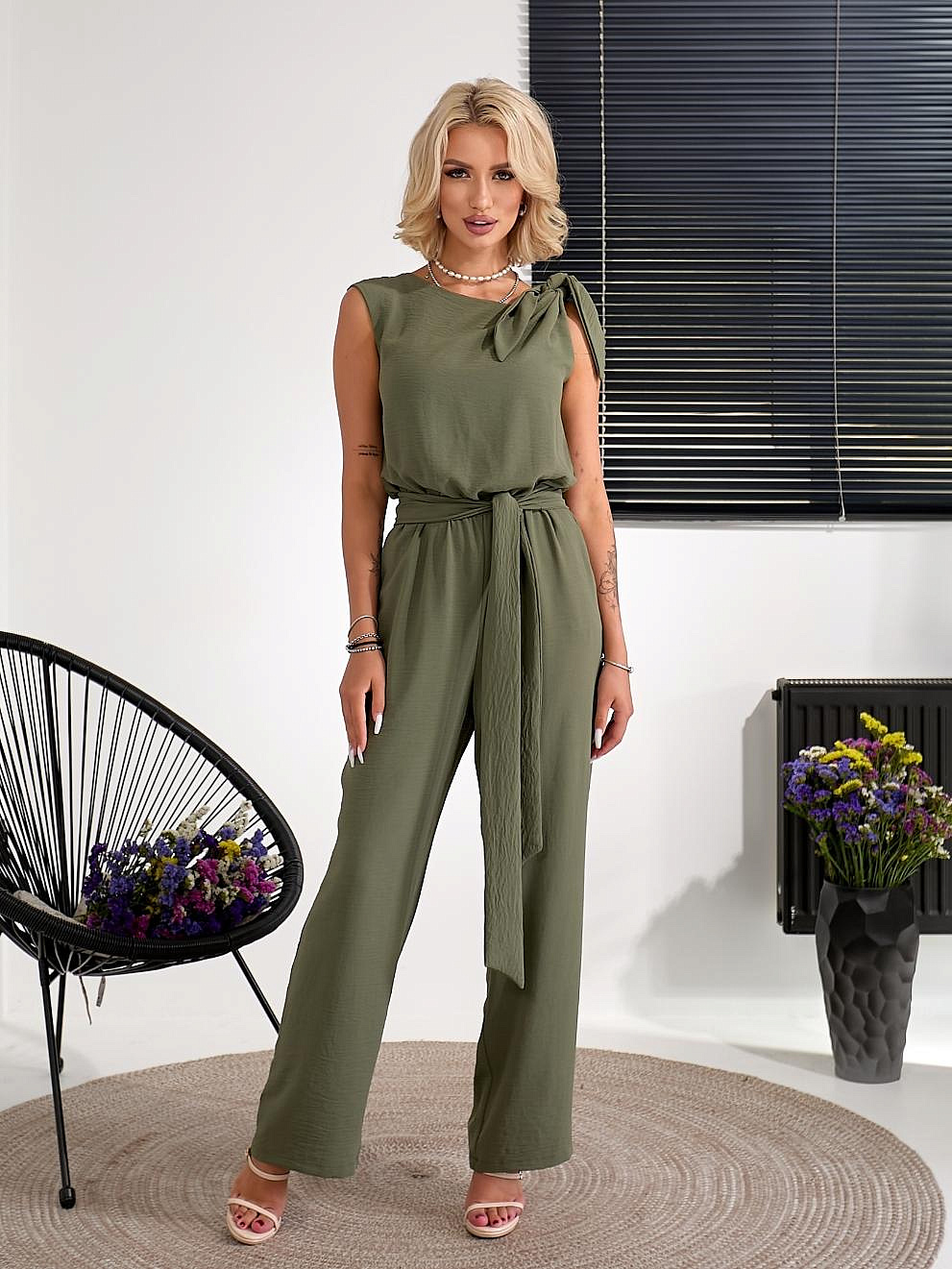 Женский комбинезон с завязкой на плече