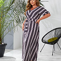 Женское платье длинное в полоску с разрезом впереди