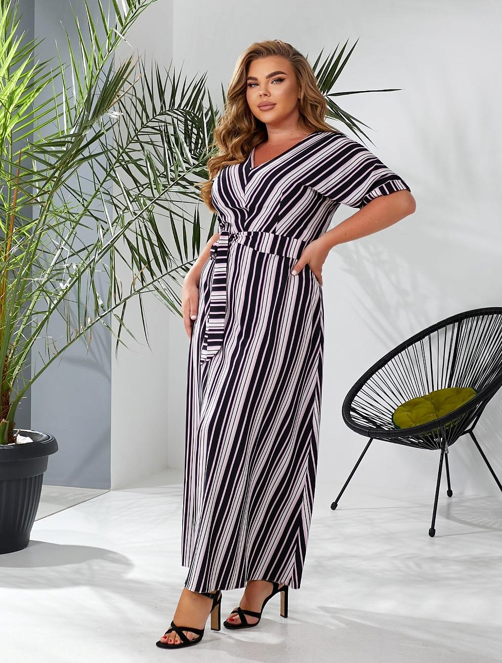 Женское платье длинное в полоску с разрезом впереди