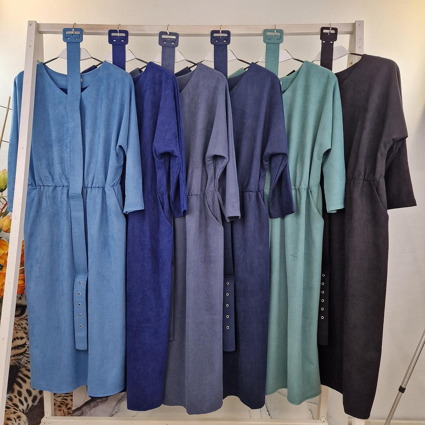 Замшевое платье с разрезами по бокам