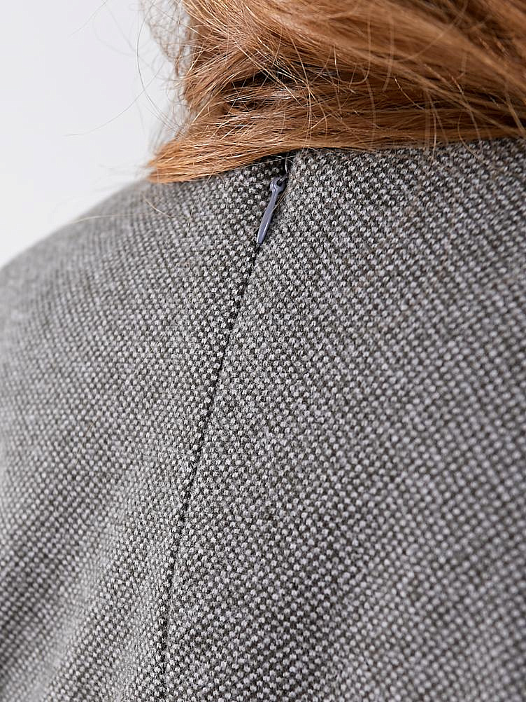 Женское теплое платье с разрезом впереди