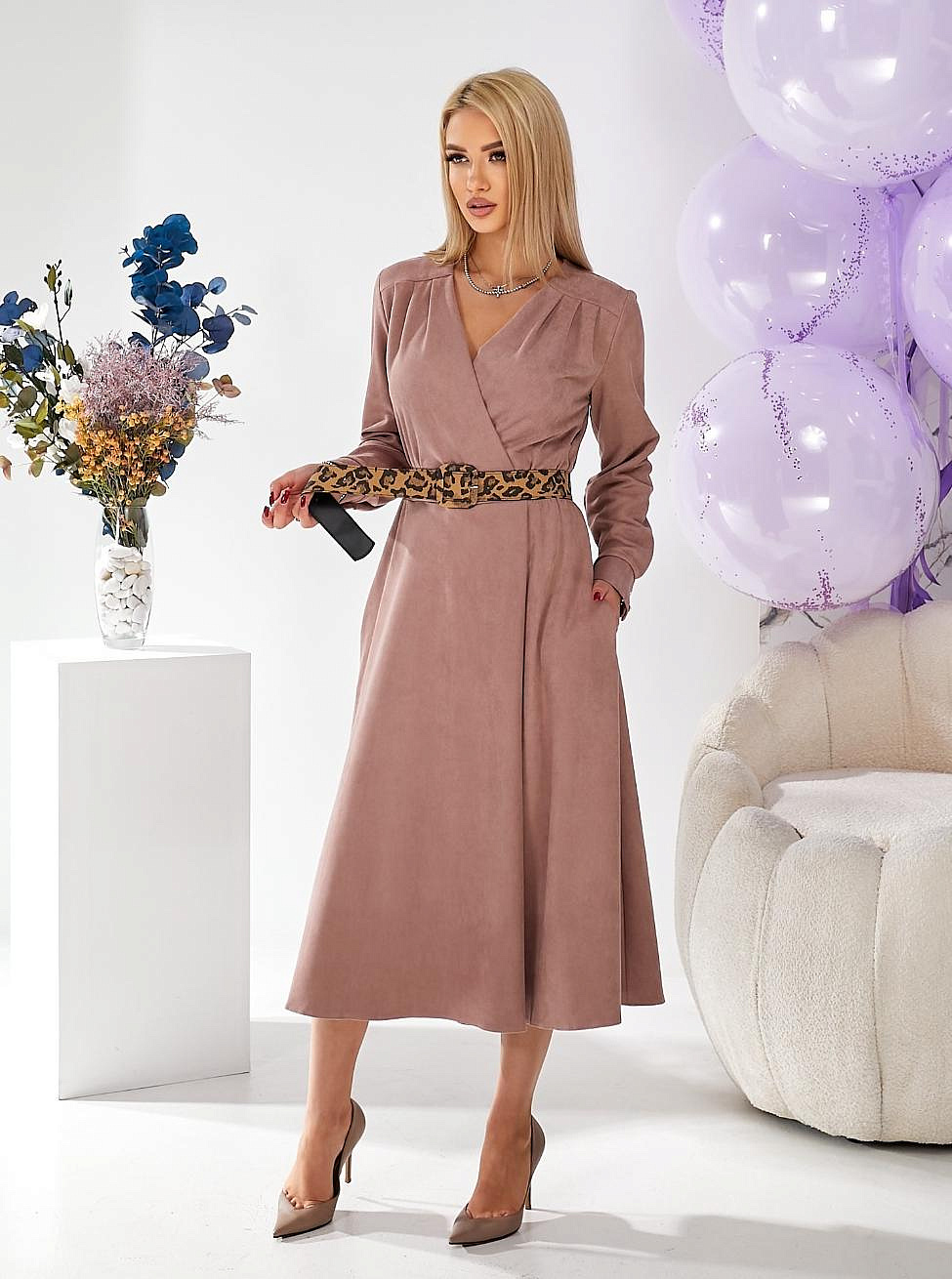 Женское платье на запах из замша